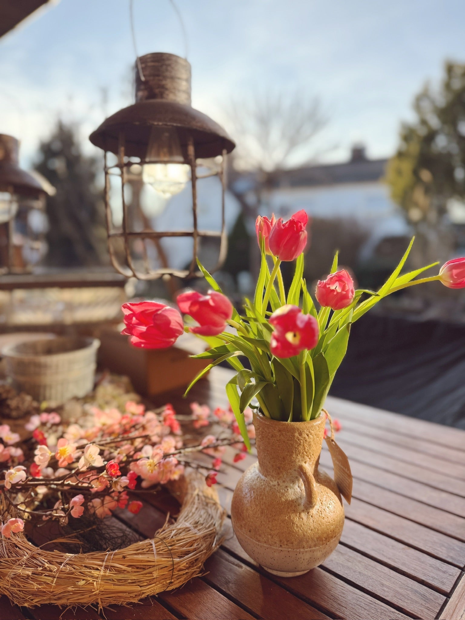 Frühlingshafte Wohnakzente: Die Must-Have-Deko-Trends 2025 - WohnSinn