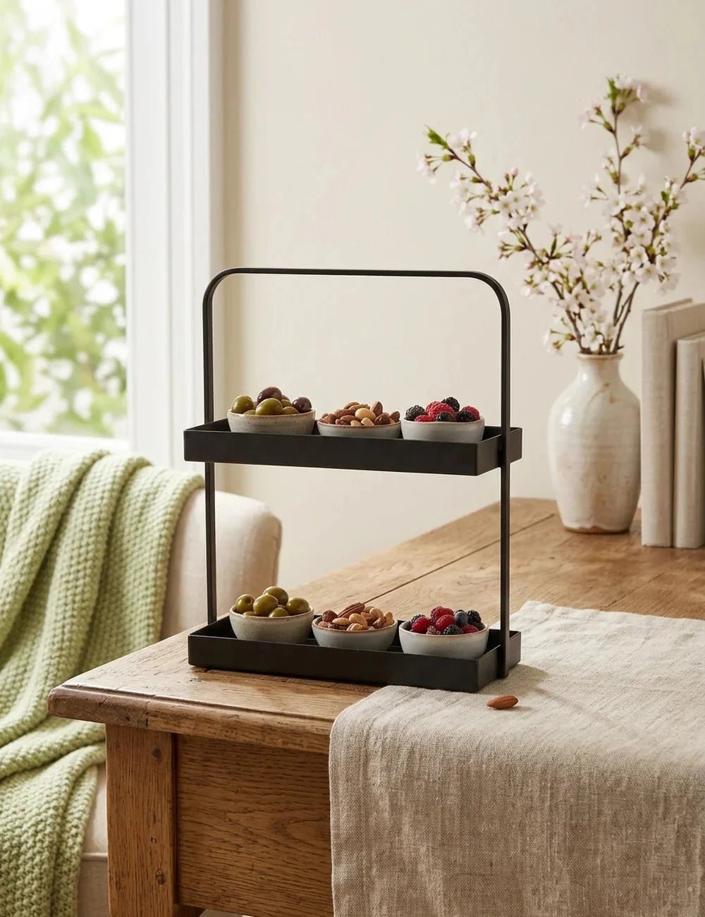 Geschenkideen Deko – Etagere Jago dekoriert im Wohnambiente
