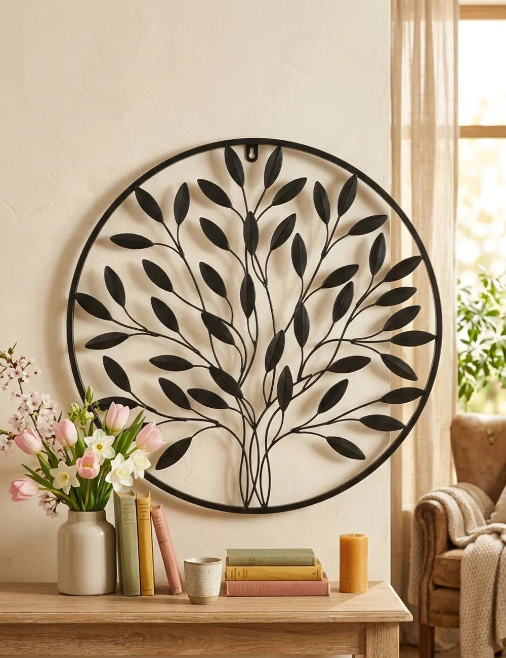 Wanddeko — handgefertigtes Wandobjekt über Kommode im Wohnzimmer