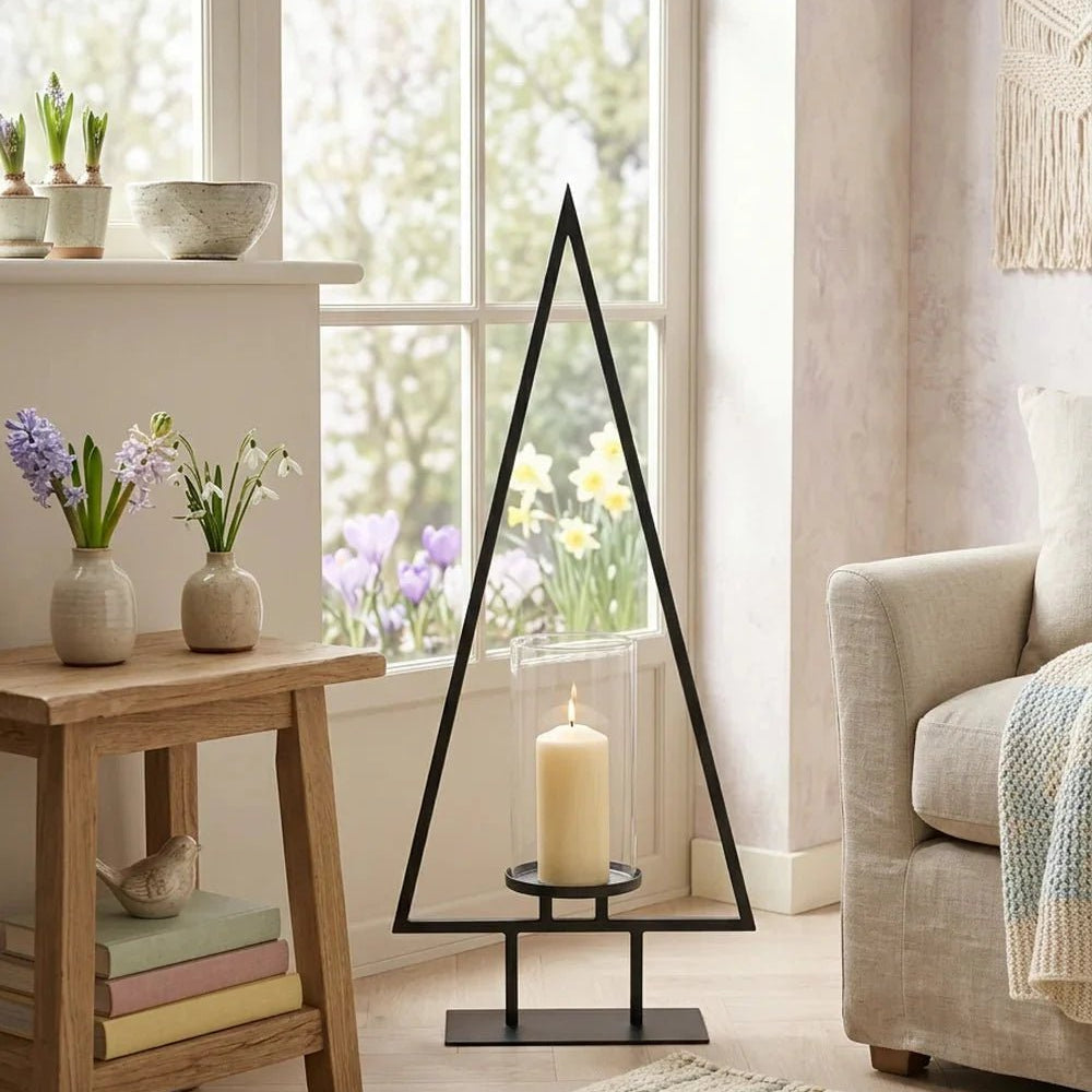 Wohnzimmer Deko Ideen: Windlicht auf Beistelltisch mit Sofa und Frühlingsblumen