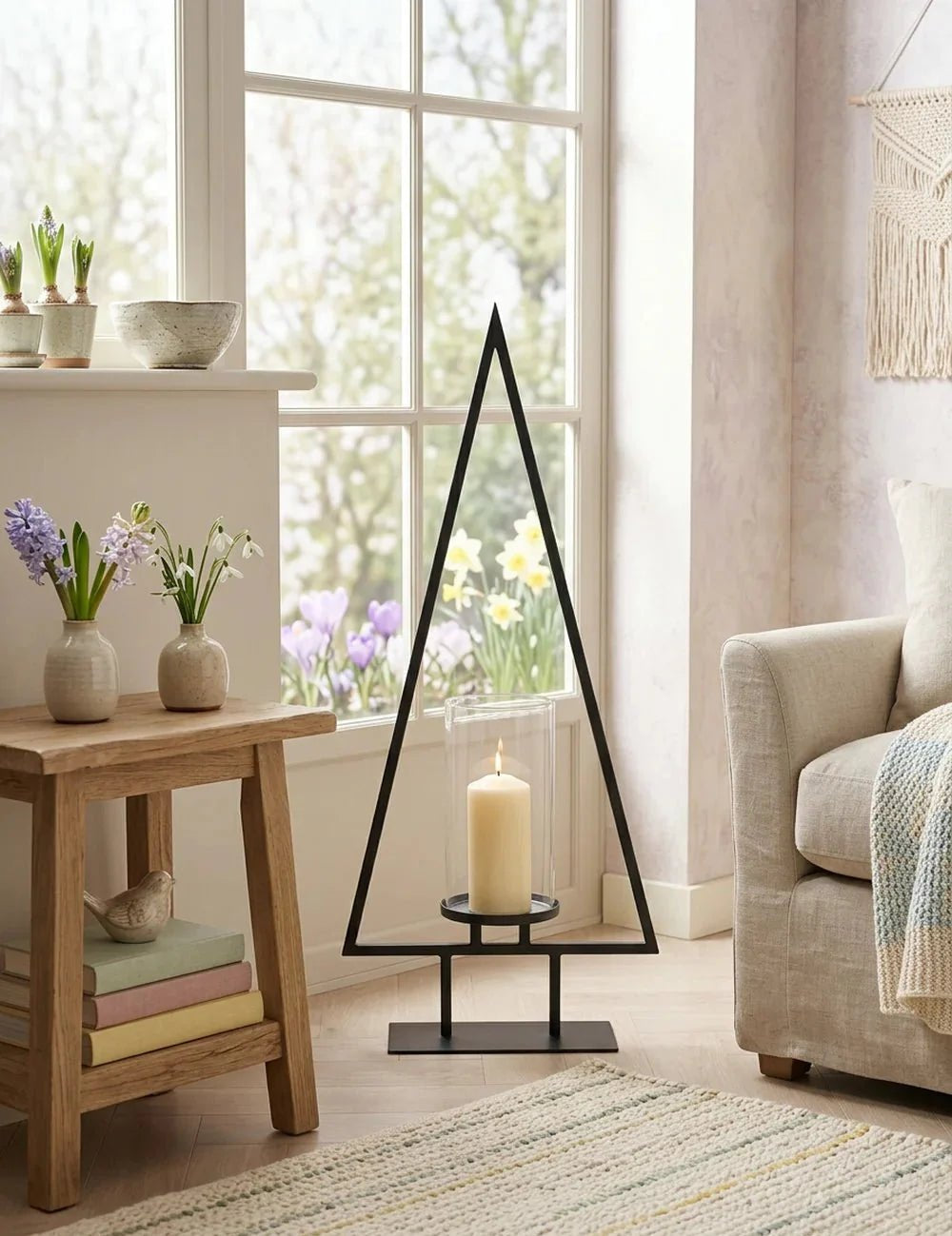 Wohnzimmer Deko Ideen: Windlicht auf Beistelltisch mit Sofa und Frühlingsblumen