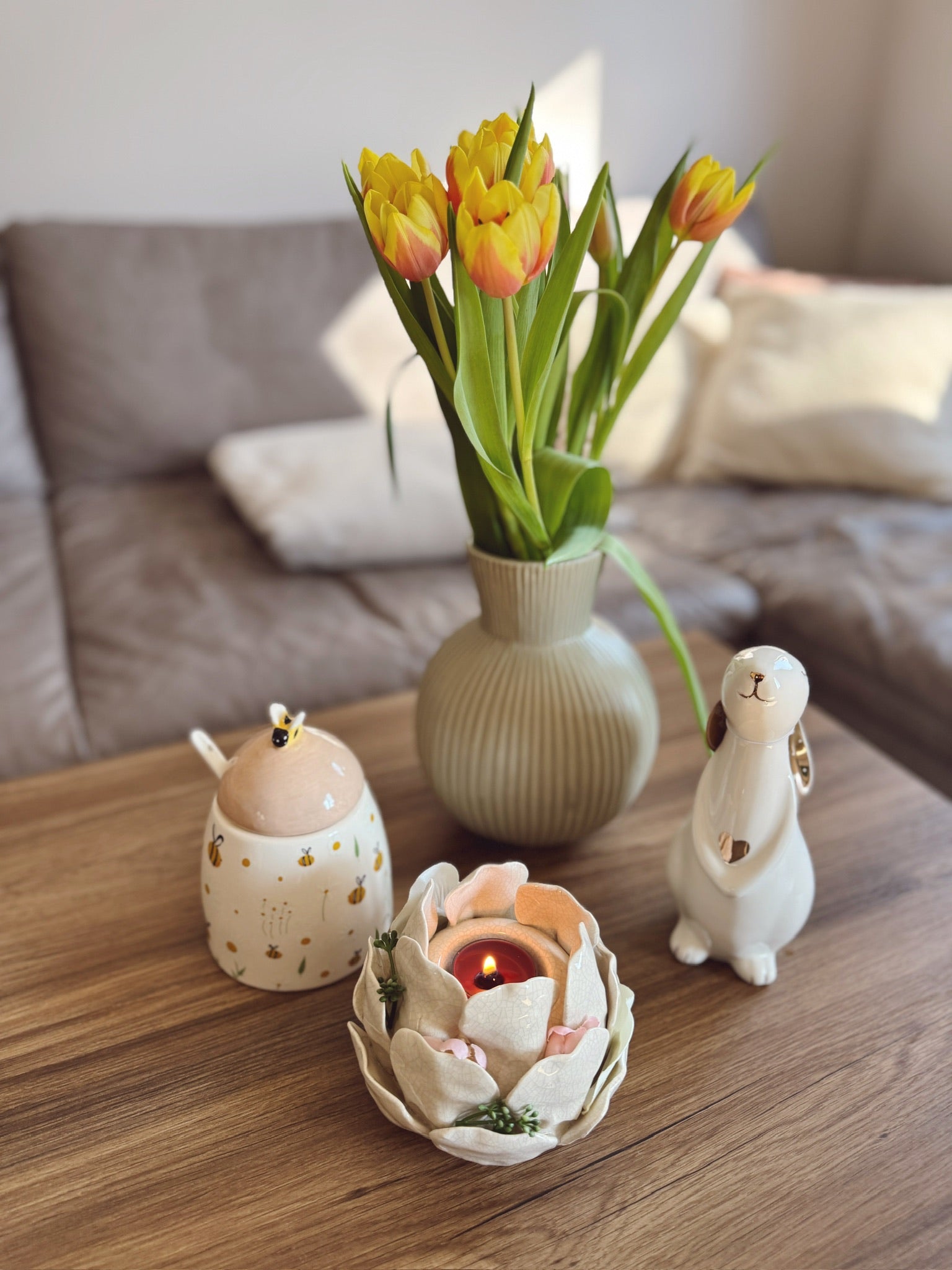 Handgearbeiteter Keramik-Hase in Weiß und Gold, 20 cm hoch, mit glänzender Oberfläche und liebevollen Details – ideal für Oster- und Frühlingsdeko.