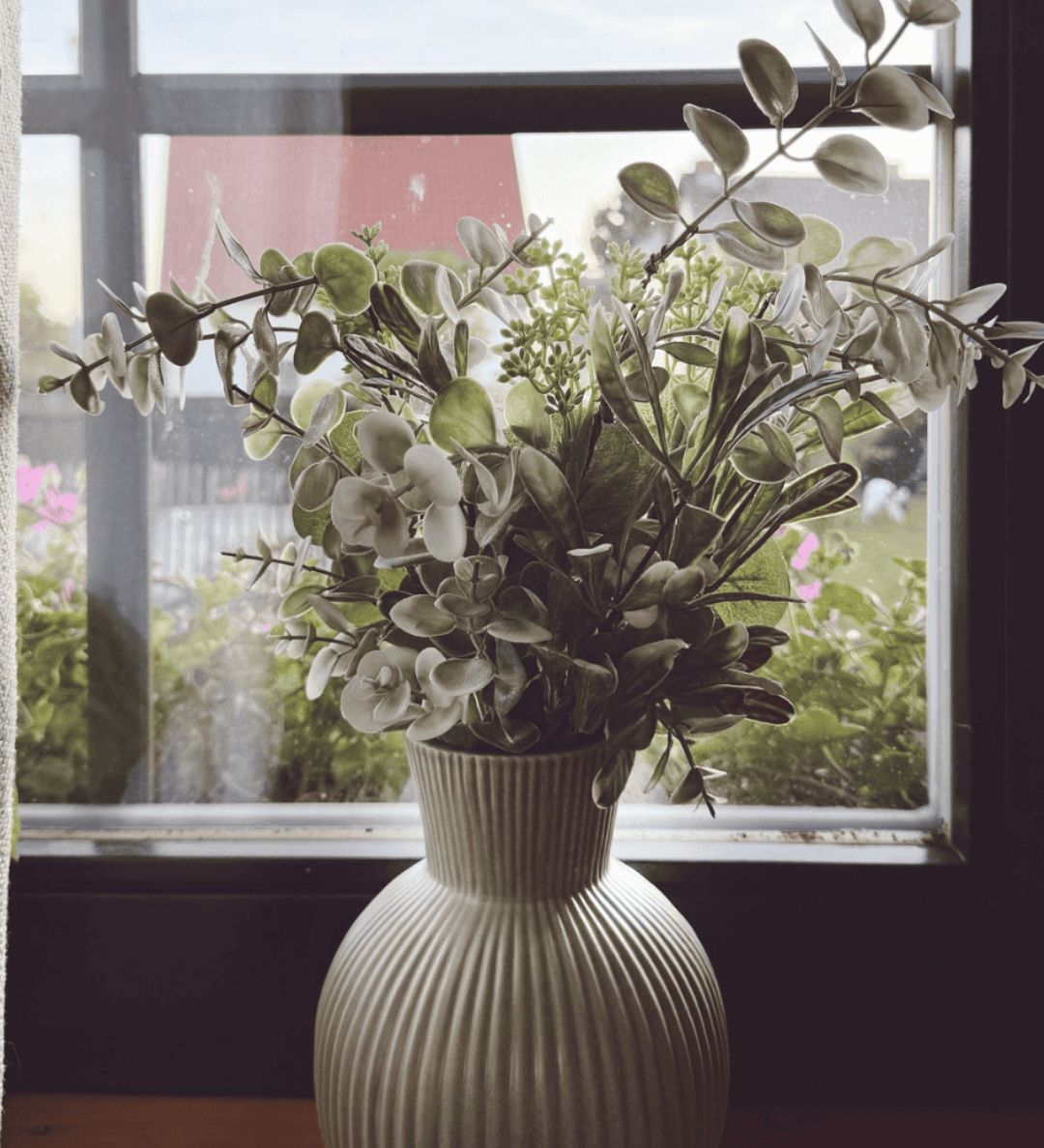 Cremeweiße Keramikvase “Deborah” mit matter Oberfläche im Landhausstil, 17 cm hoch, 12 cm Durchmesser, ideal für kleine Blumensträuße.