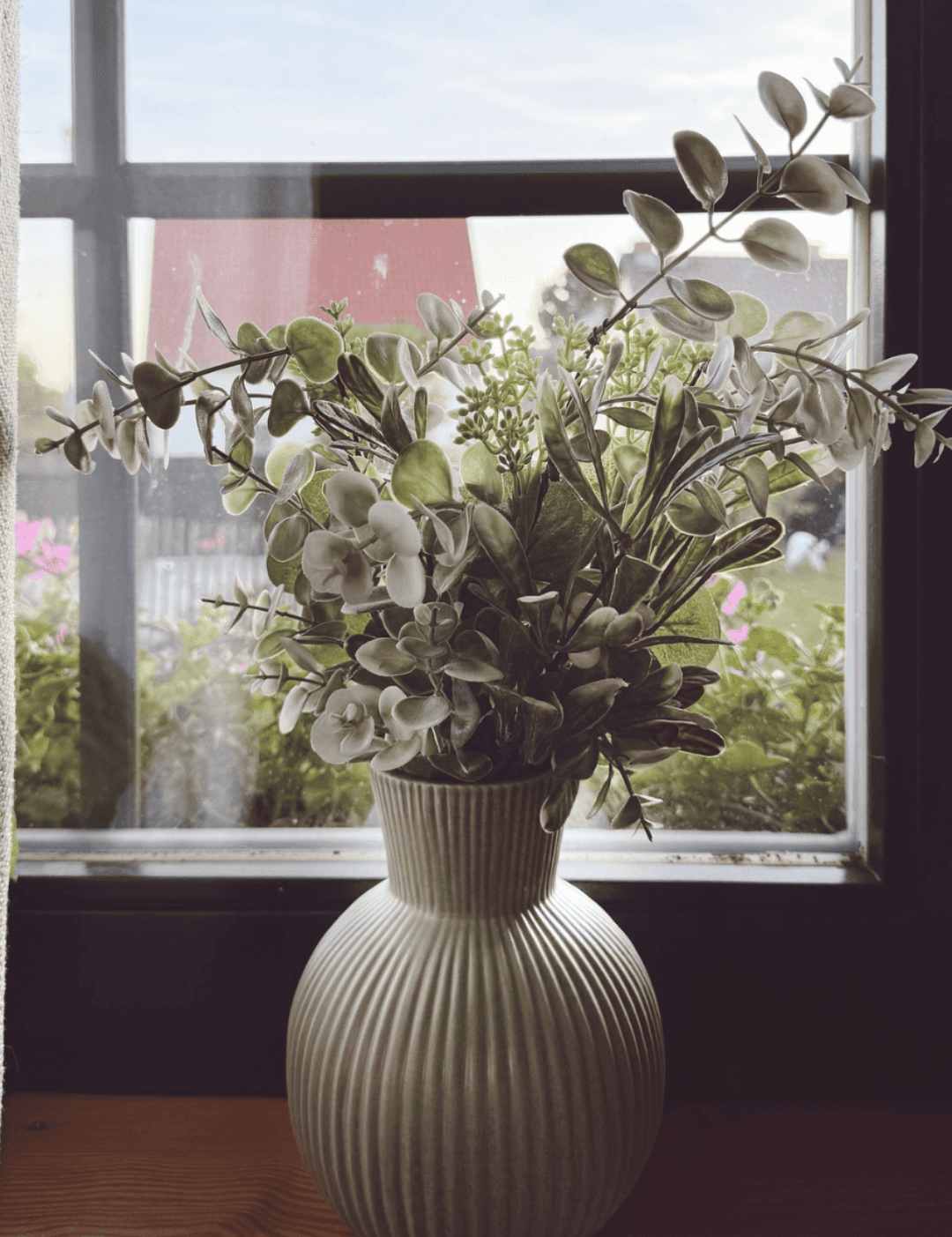 Cremeweiße Keramikvase “Deborah” mit matter Oberfläche im Landhausstil, 17 cm hoch, 12 cm Durchmesser, ideal für kleine Blumensträuße.