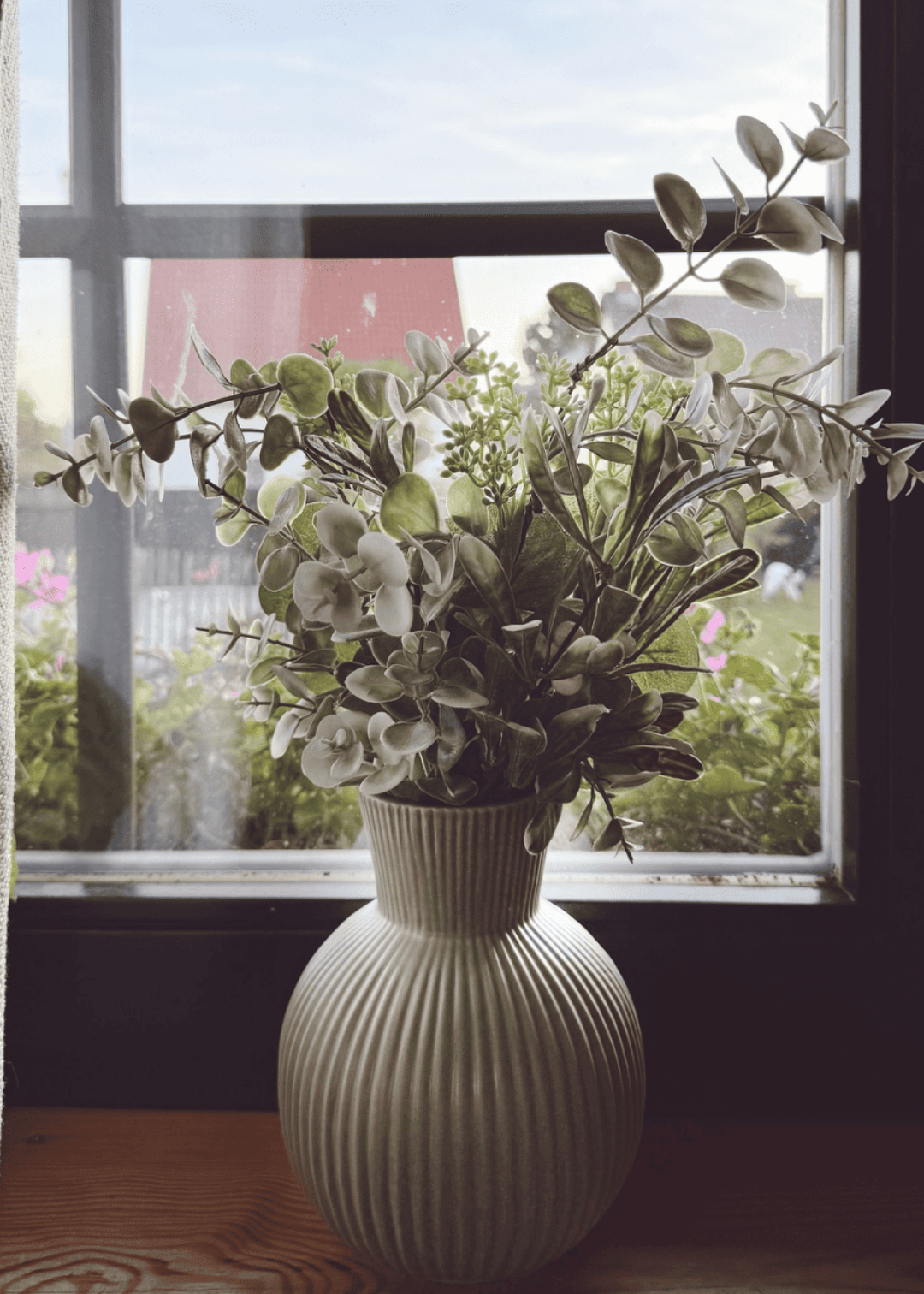 Cremeweiße Keramikvase “Deborah” mit matter Oberfläche im Landhausstil, 17 cm hoch, 12 cm Durchmesser, ideal für kleine Blumensträuße.