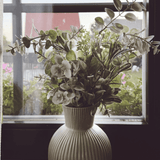 Cremeweiße Keramikvase “Deborah” mit matter Oberfläche im Landhausstil, 17 cm hoch, 12 cm Durchmesser, ideal für kleine Blumensträuße.
