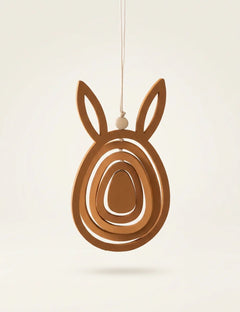 Hängender Holz-Osteranhänger Bouncer in Hasenform mit konzentrischen Ei-Ringen und Holzperle