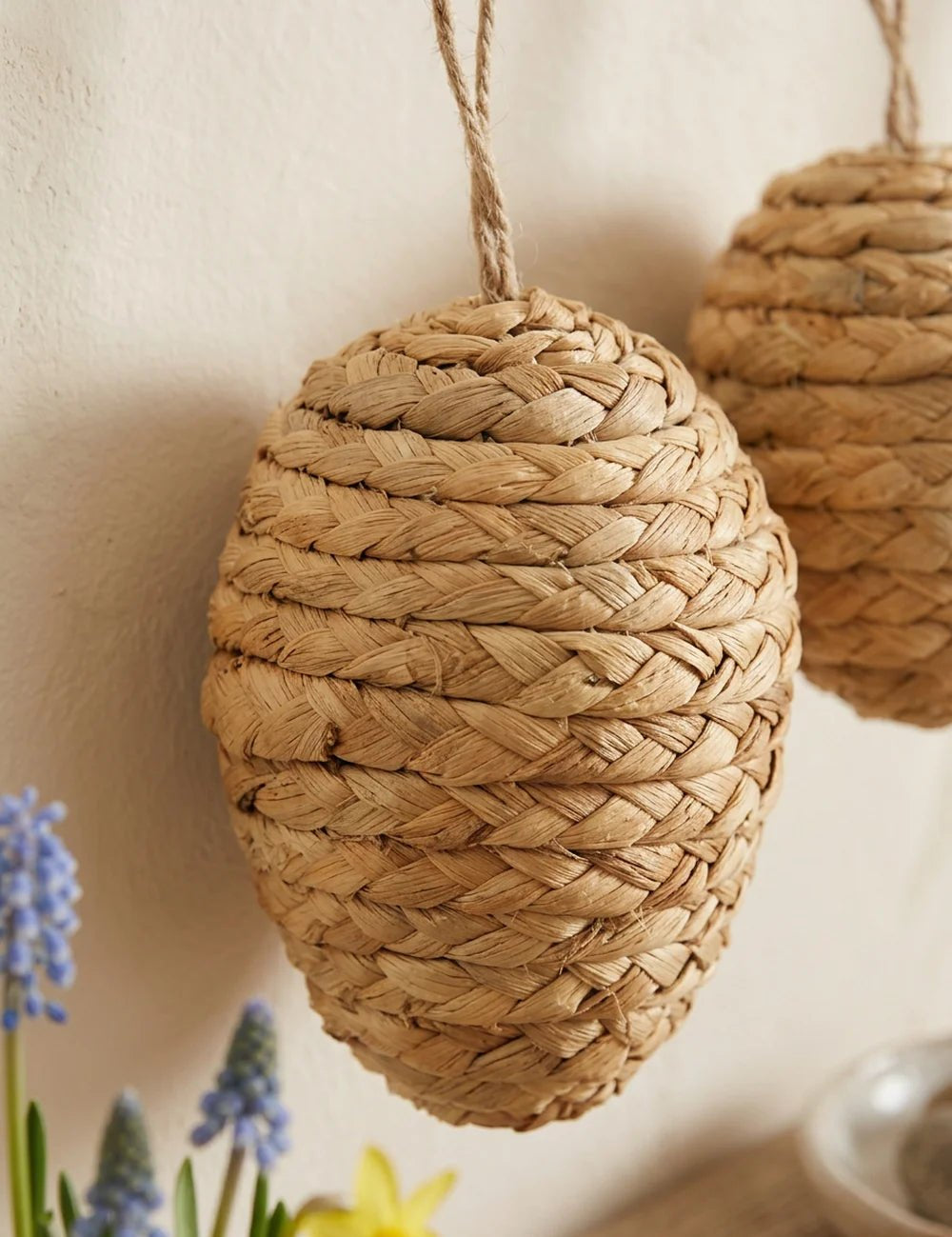 Nahaufnahme geflochtenes Naturfaser-Ei Embla in Sandton an Juteschnur