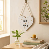 Anhänger Mr. & Mrs. – in Gruppenarrangement dekoriert