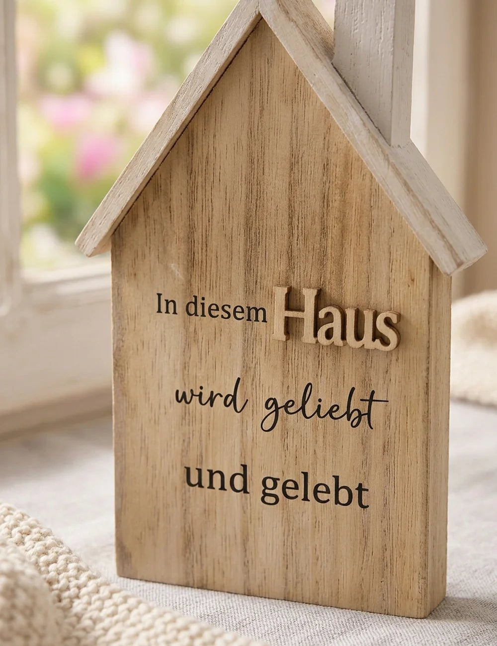 Aufsteller Haus Nahaufnahme der Holzstruktur und Bedruckung