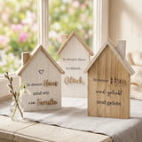 Holzaufsteller Haus mit Spruch dekoriert auf Fensterbank