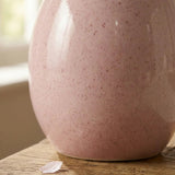 Nahaufnahme Mylana Keramik-Ei in Rosa mit Sprenkelglasur auf Holztisch