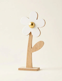 Holz-Blume Ninni mit weißen Blütenblättern und goldener Kugel auf Naturholz-Sockel