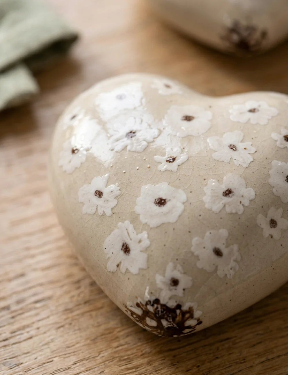 Canea Herz Nahaufnahme der Keramik-Oberfläche mit Crackle-Optik