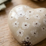 Canea Herz Nahaufnahme der Keramik-Oberfläche mit Crackle-Optik