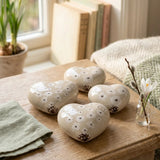 Keramik-Herz Canea im Shabby-Chic-Look dekoriert auf Holztisch