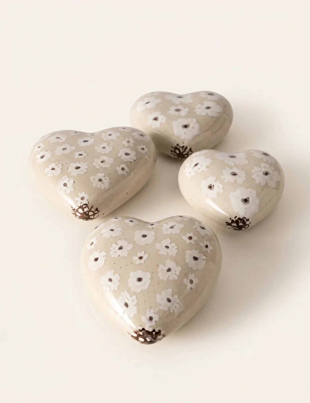 Canea Herz aus Keramik in Beige und Cremeweiß mit floralem Muster, H 9 und 12 cm