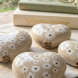 Canea Herz aus handgearbeiteter Keramik, Seitenansicht