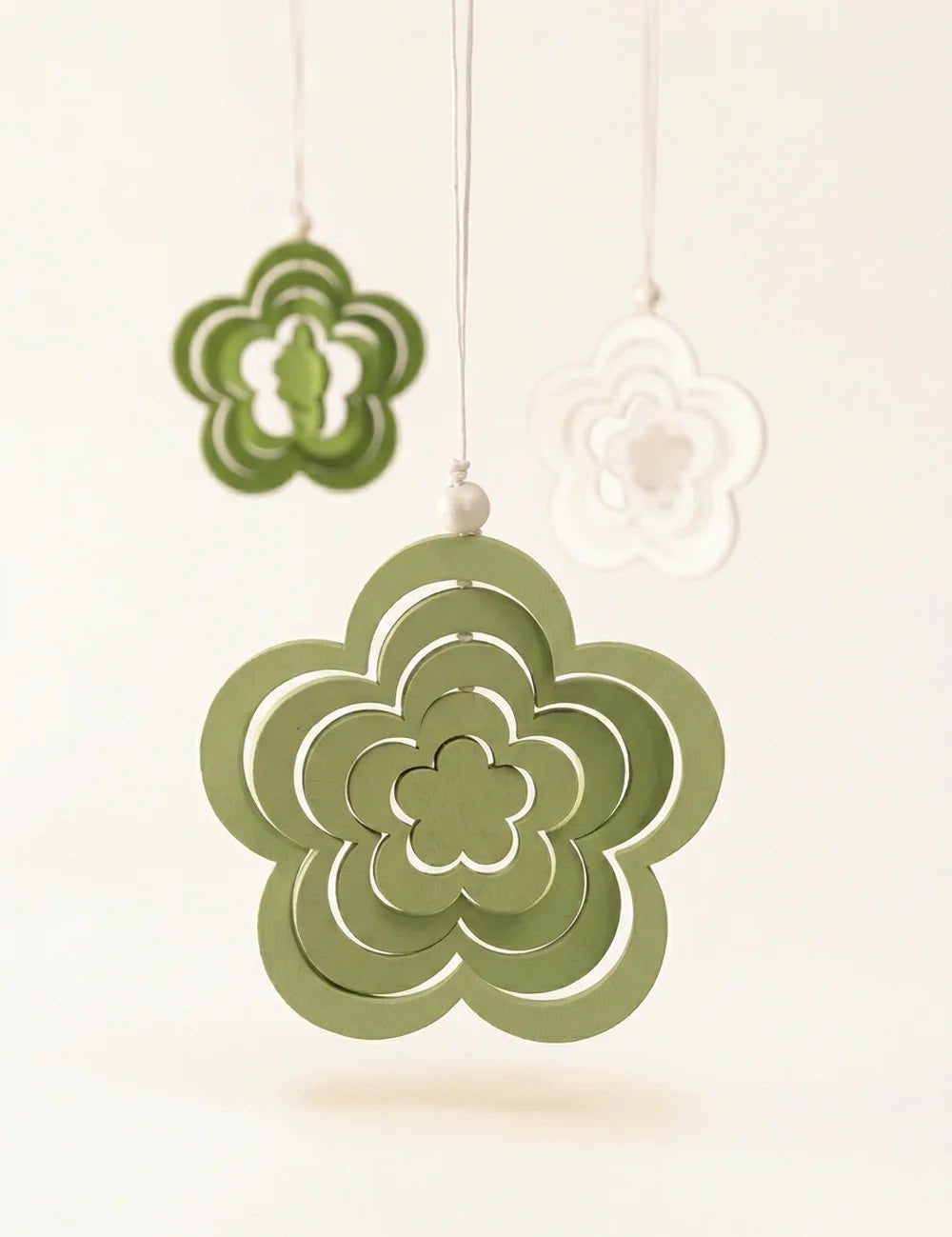 Drei hängende Holz-Blumenanhänger Blossy in Salbeigrün und Weiß mit geschichteten Blütenformen