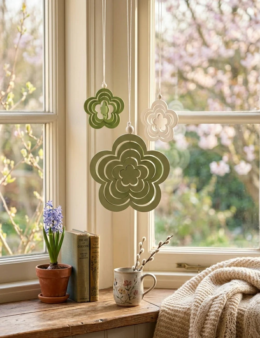 Blossy-Anhänger am Fenster mit Hyazinthen, Vintage-Buch und Blumentasse auf Fensterbank