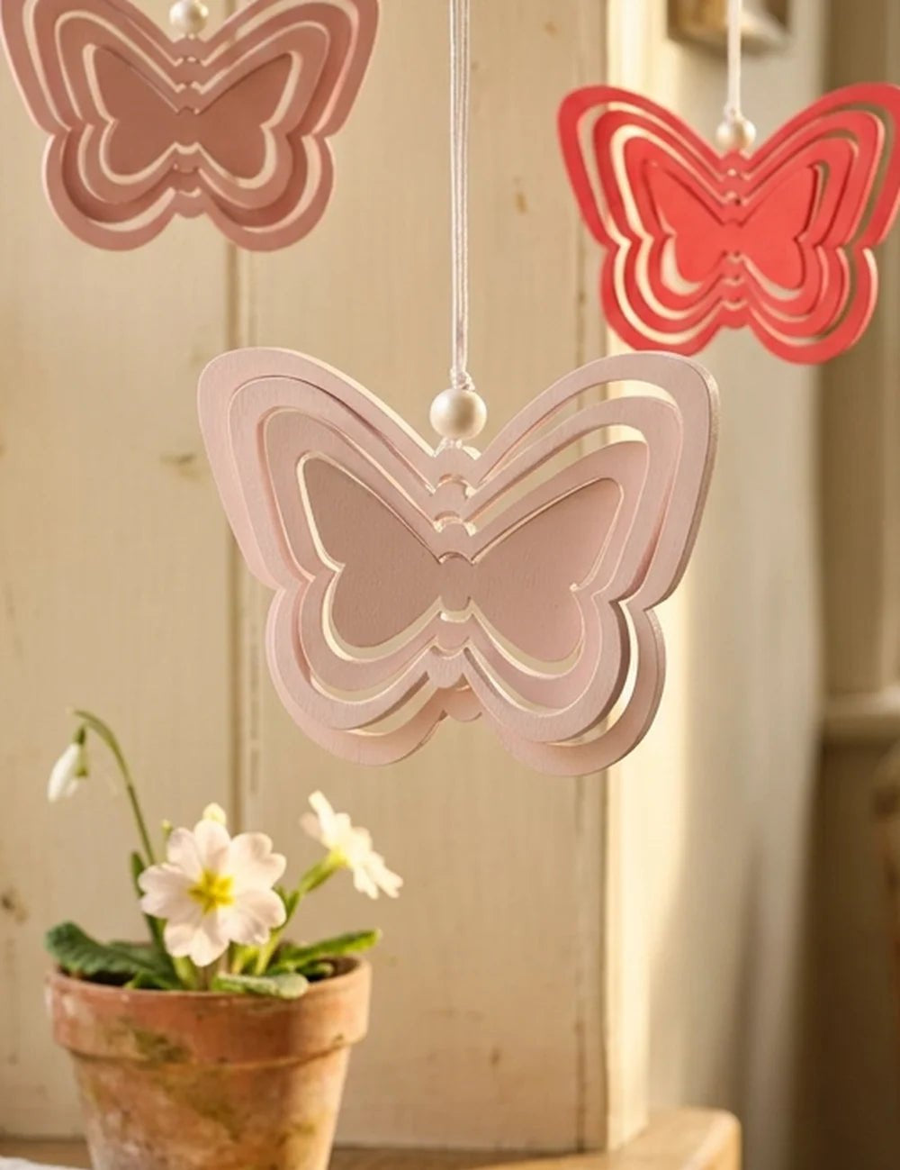 Butterfly Holz-Anhänger Seitenansicht mit Aufhängung