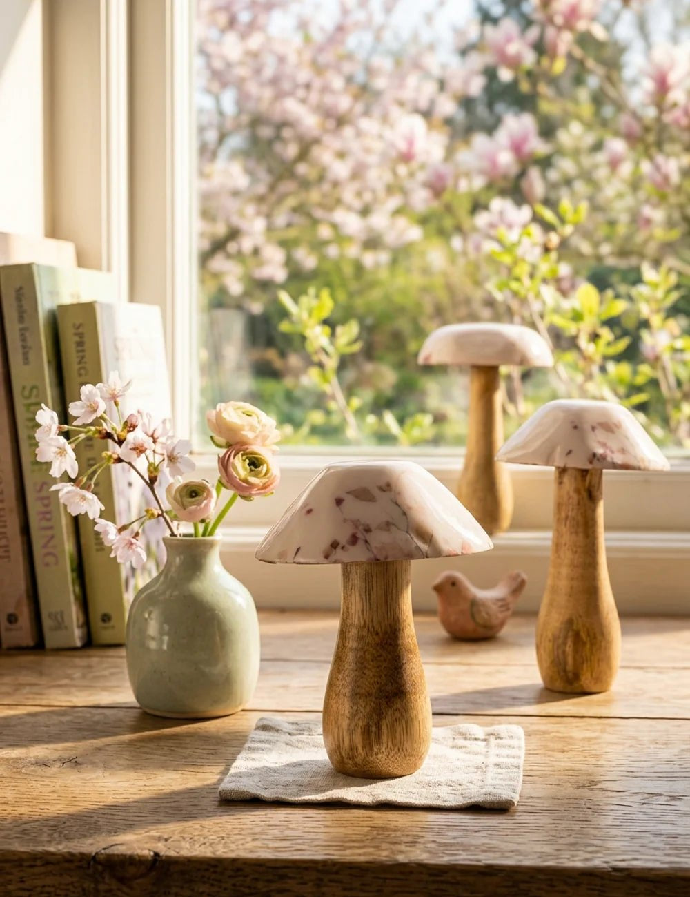 Bernada Pilz aus Mangoholz dekoriert auf Sideboard im Wohnambiente