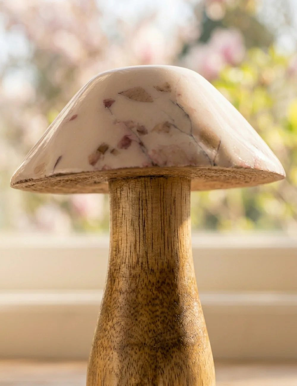 Bernada Pilz Nahaufnahme der emaillierten Mangoholz-Oberfläche