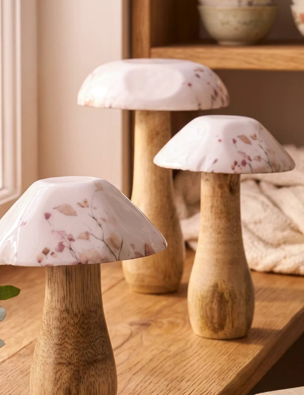 Dekoaufsteller Bernada Pilz aus Mangoholz, Seitenansicht