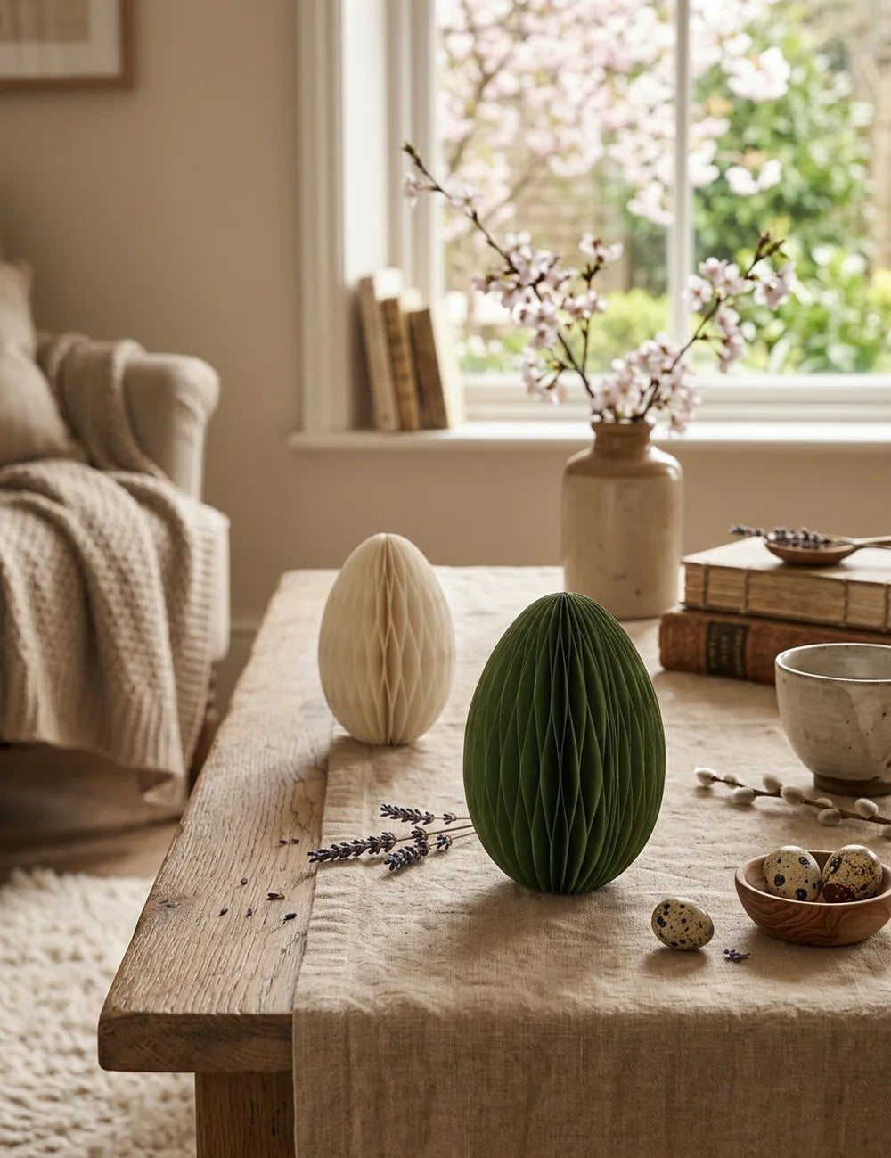 Eggo Papiereier in Grün und Cremeweiß dekoriert auf Ostertisch