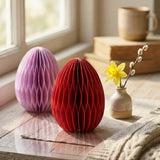 Rosa und rotes Waben-Ei auf Holz-Fensterbank mit Narzisse in Keramikvase und Weidenkätzchen