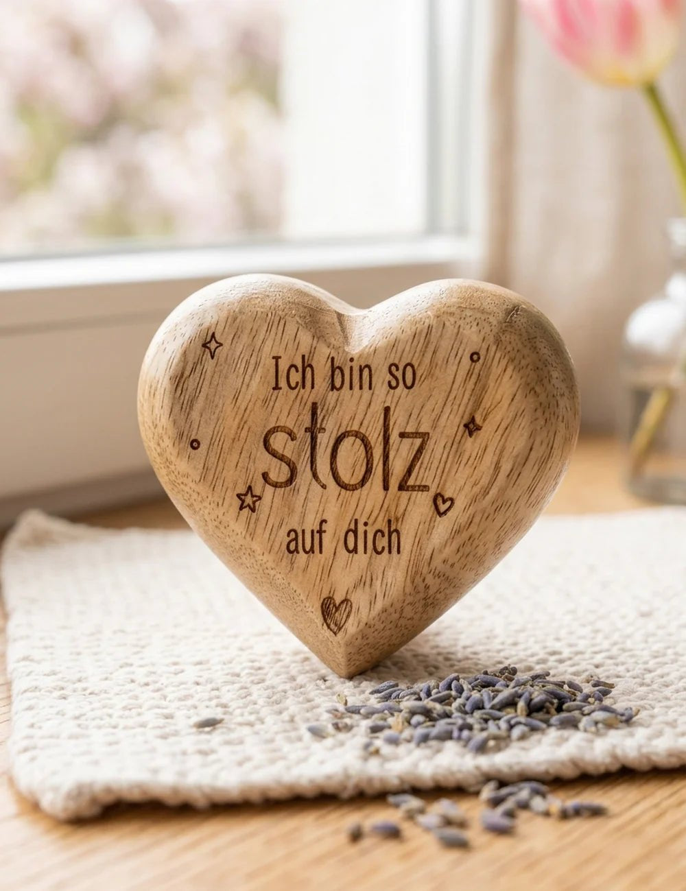 Herzy Nahaufnahme der Mangoholz-Oberfläche und Gravur