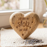 Herzy Nahaufnahme der Mangoholz-Oberfläche und Gravur