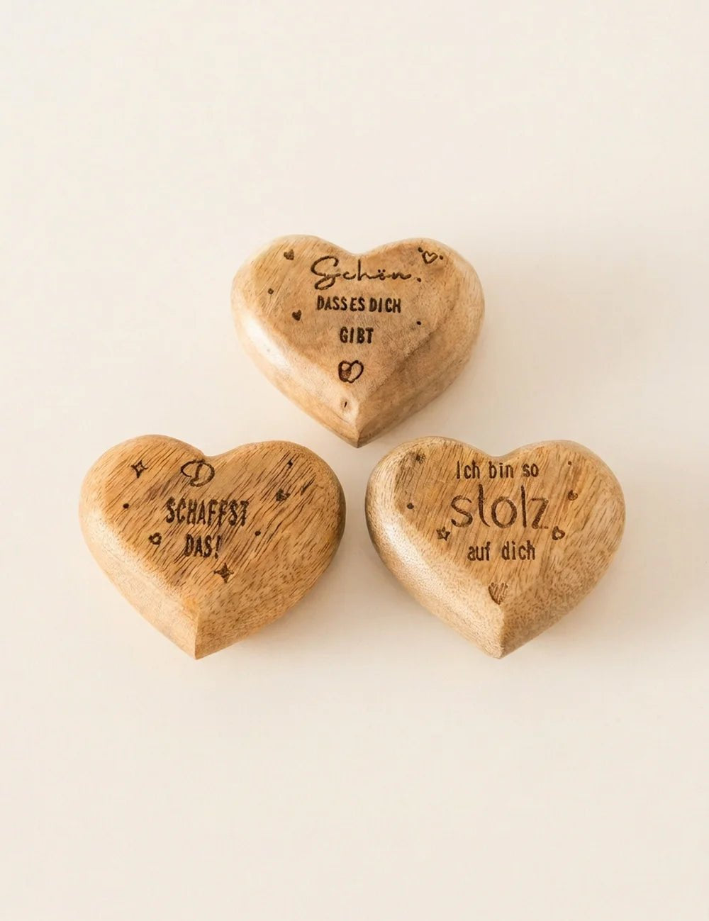 Dekostein Herzy aus Mangoholz mit Spruch, handgefertigt, H 2,5 cm × B 5 cm