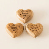 Dekostein Herzy aus Mangoholz mit Spruch, handgefertigt, H 2,5 cm × B 5 cm