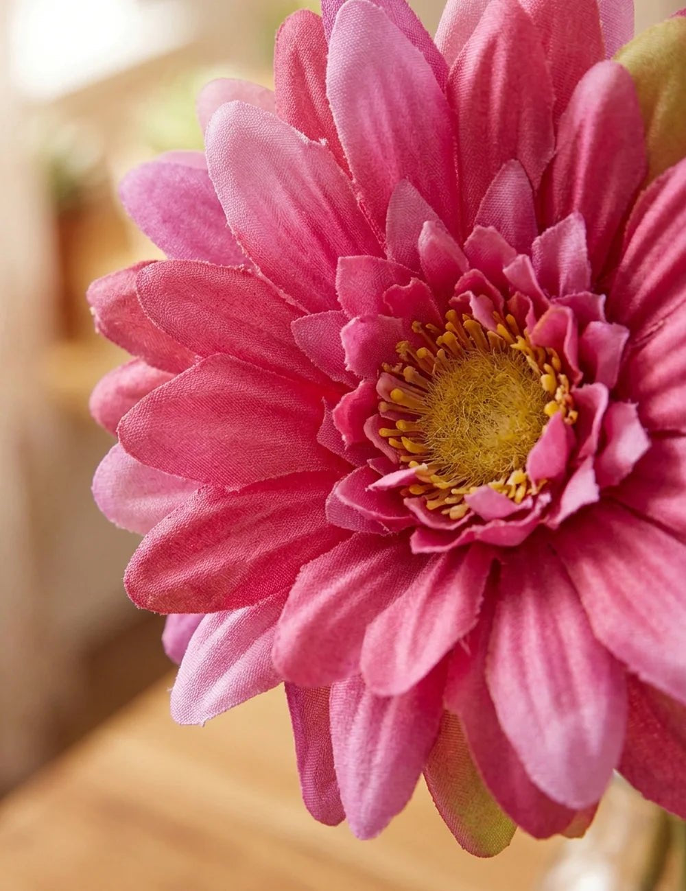 Dekostrauß Gerbera Pink auf dekoriertem Regal