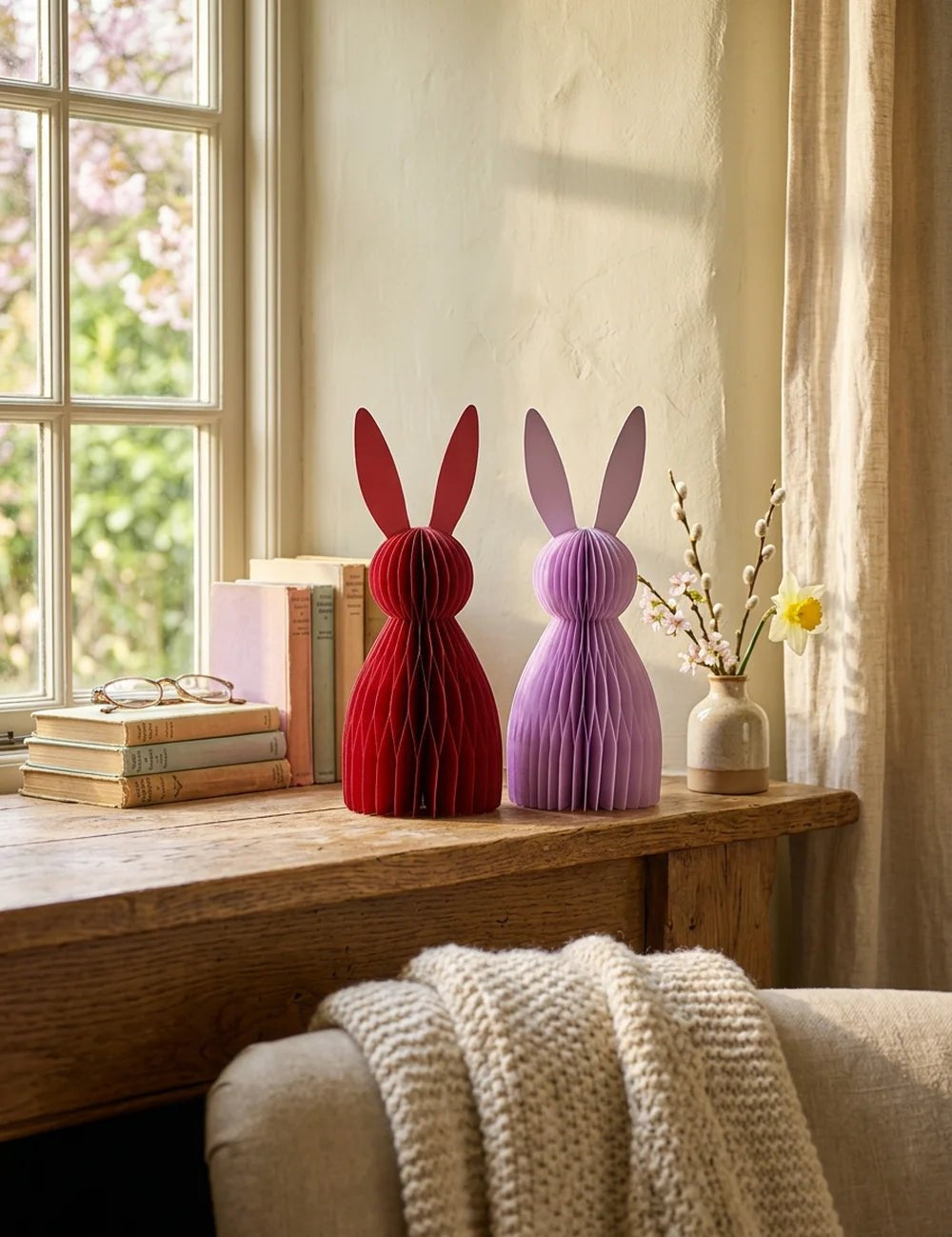 Figur Bonnie Hellrosa/Rot – in Gruppenarrangement dekoriert