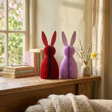 Figur Bonnie Hellrosa/Rot – in Gruppenarrangement dekoriert