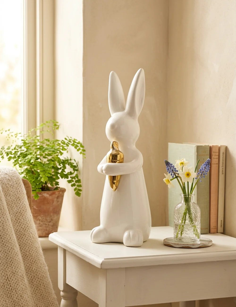 Figur Hopsi Hase – in Gruppenarrangement dekoriert