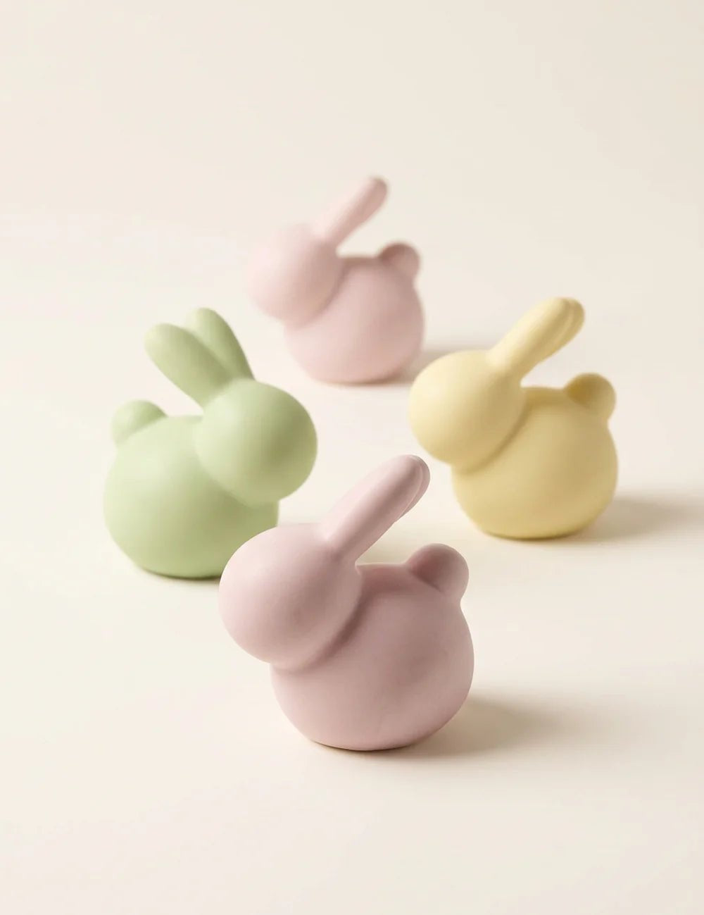 Vier kleine Keramikhasen Hopsy in Pastellfarben Rosa, Grün, Lila und Gelb mit matter Oberfläche