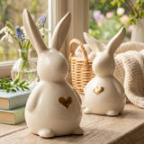 Jeppe-Hasen auf Fensterbank mit Schneeglöckchen, Traubenhyazinthen und Weidenkorb
