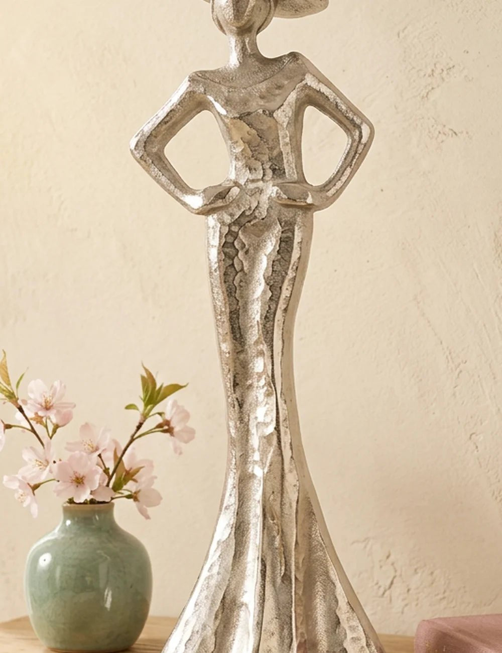 Figur Ladie – Ansicht von der Seite