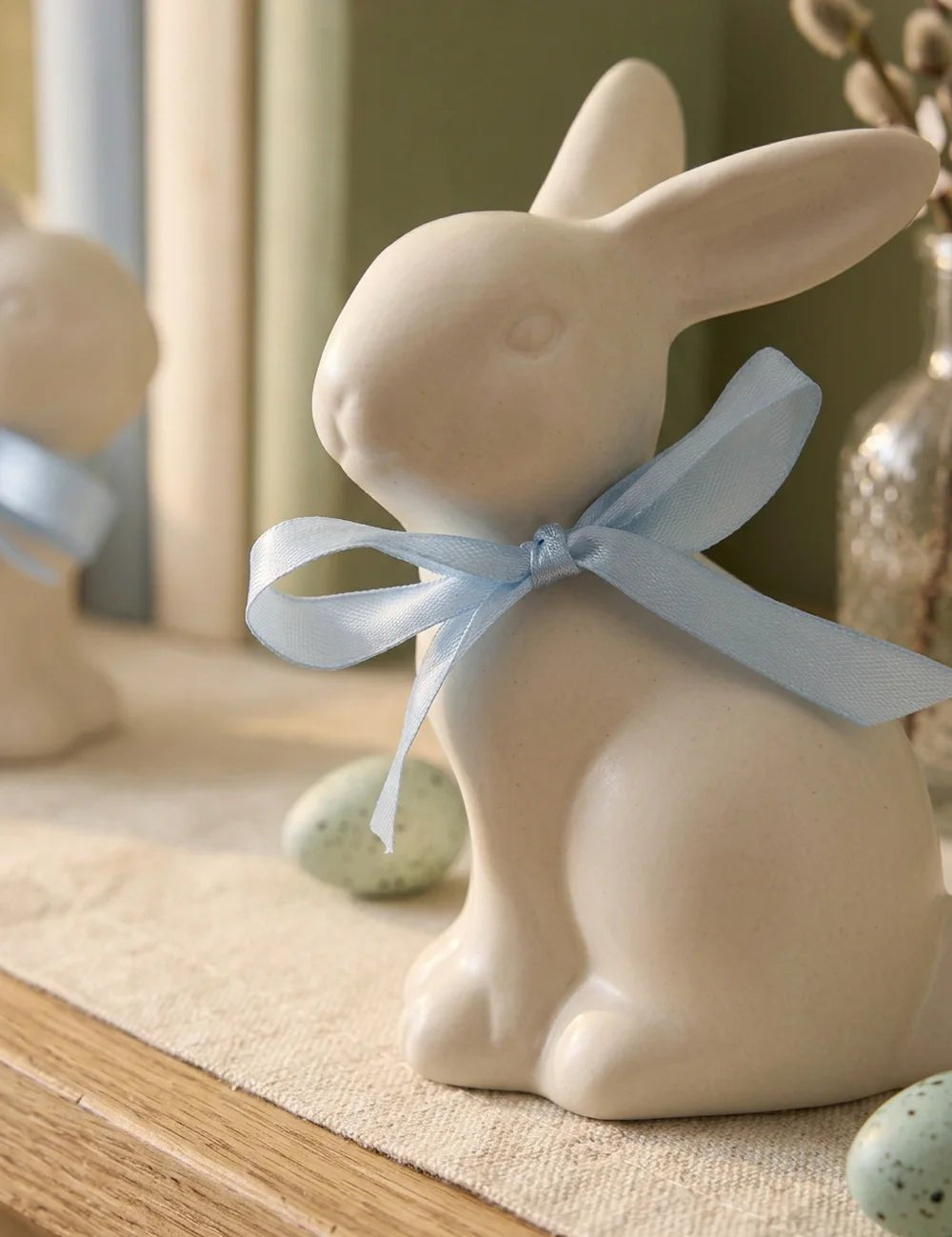 Figur Shanty Hase – dekoriert im Wohnambiente