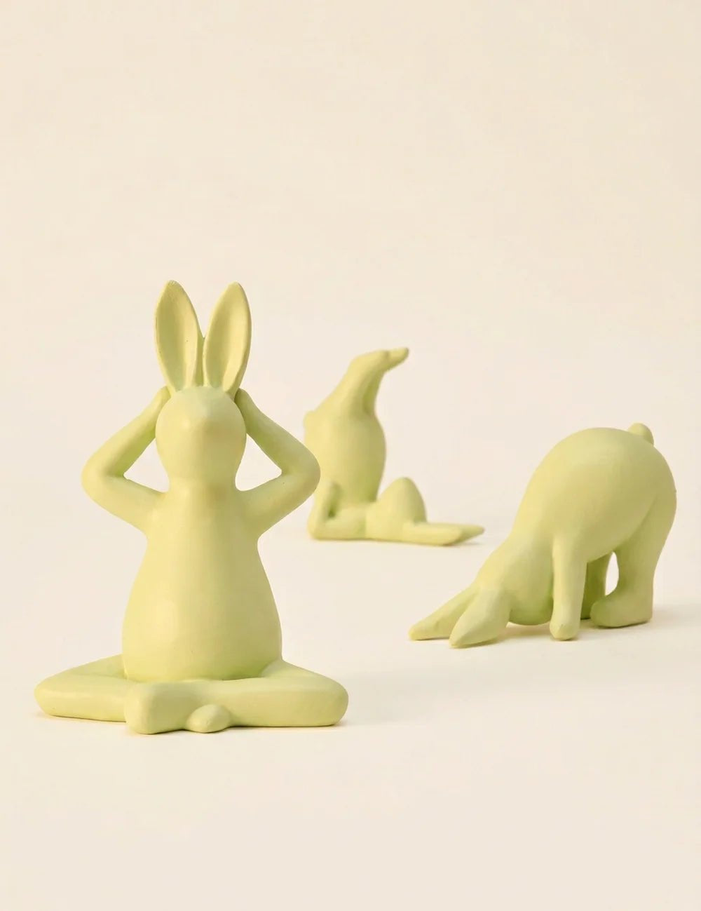 Drei grüne Yoga-Hasenfiguren aus Kunstharz in Meditationspose, Stretching und Verbeugung