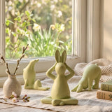 Yoga-Hasen in Salbeigrün auf Fensterbank mit Weidenkätzchen, Vintage-Büchern und Kirschblüten