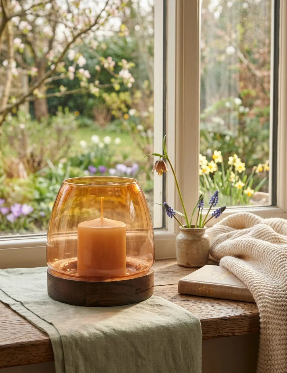 Glaswindlicht auf Holzfuß – dekoriert im Wohnambiente