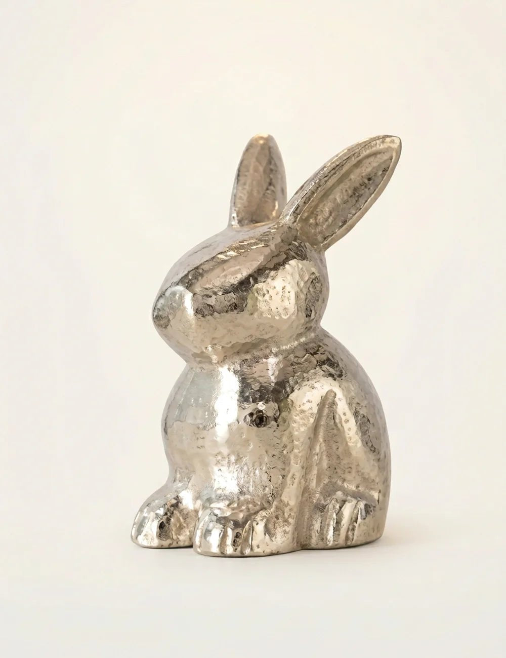 Hasenfigur Josi klein aus silbernem Aluminium mit gehämmerter Oberfläche