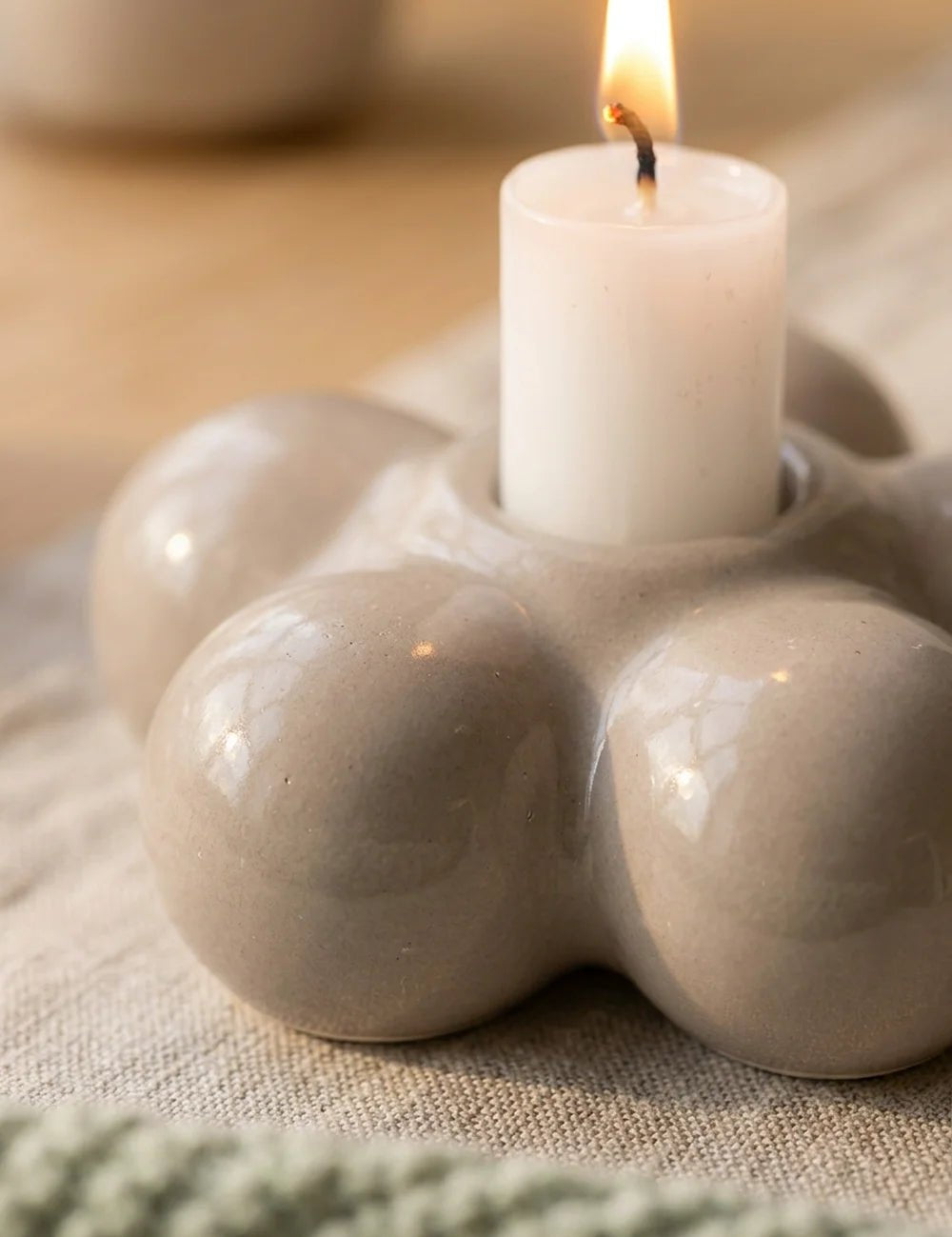 Kerzenleuchter Pilar – dekoriert im Wohnambiente