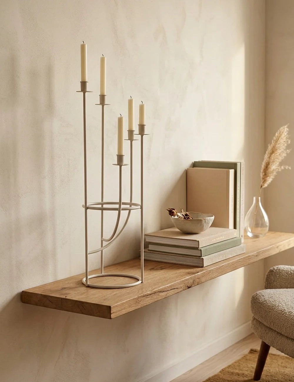 Kerzenleuchter Vento grau – dekoriert im Wohnambiente