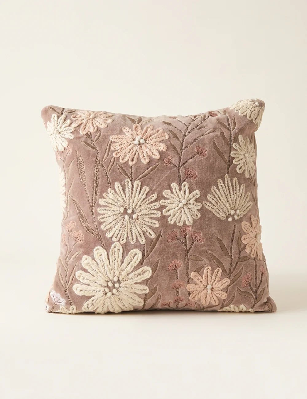 Kissen Peline in Altrosa mit handgestickten Blumen aus Wolle und Garn