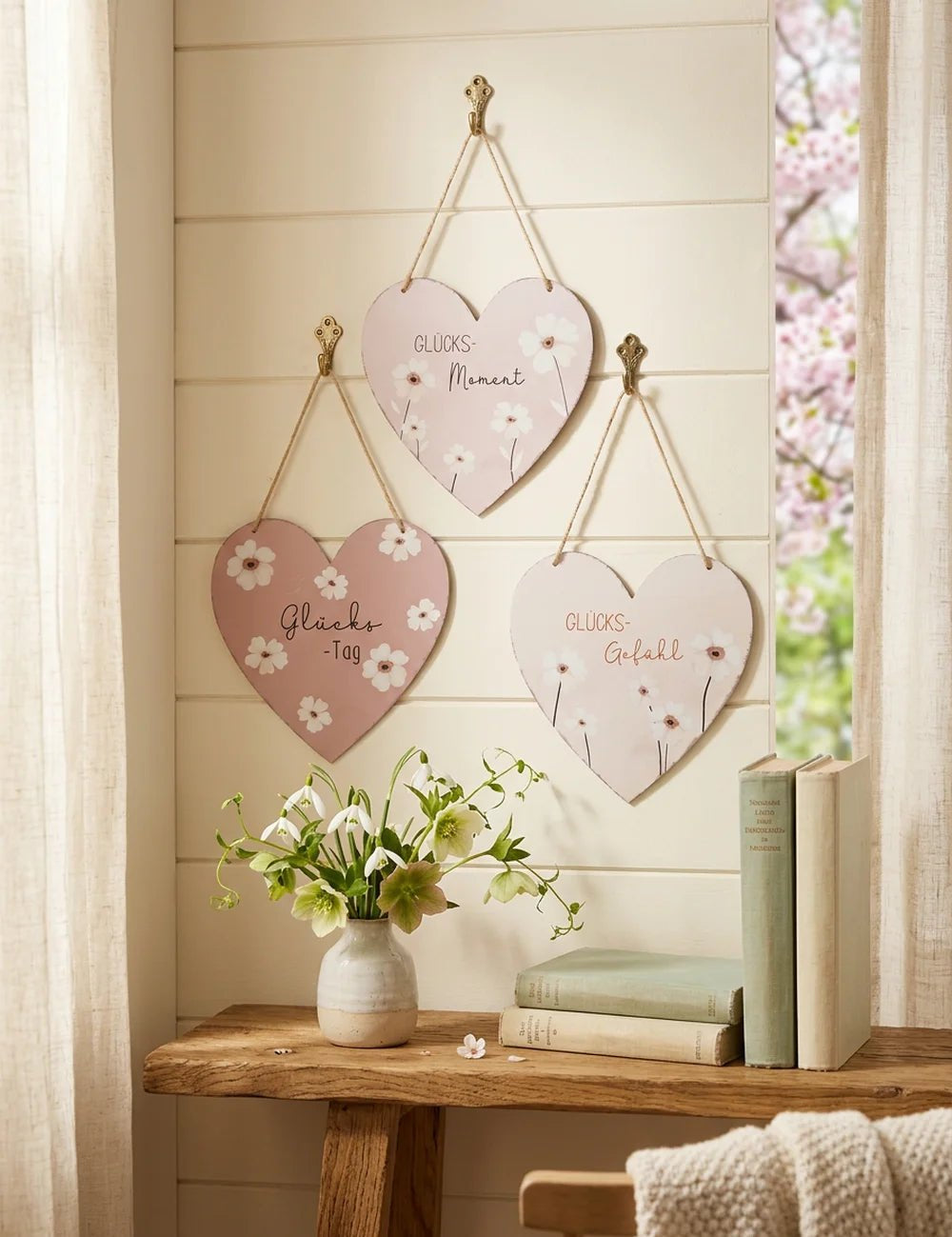 Schild Canea – in Gruppenarrangement dekoriert